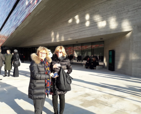 Maria Marchesi e Lilia Piacentini all'entrata del Museo Maria Marchesi e Lilia Piacentini all'entrata del Museo